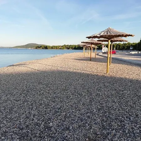 In Mit Terrasse, Klimaanlage, W-lan Pirovac