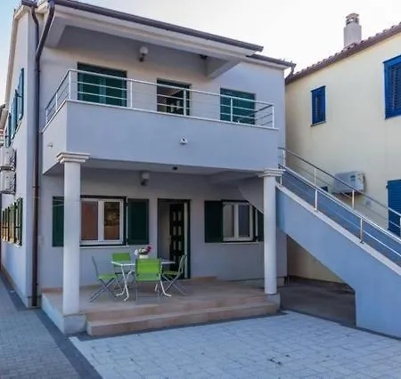 In Mit Terrasse, Klimaanlage, W-lan Pirovac