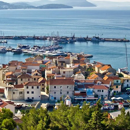 In Mit Terrasse, Klimaanlage, W-lan Pirovac