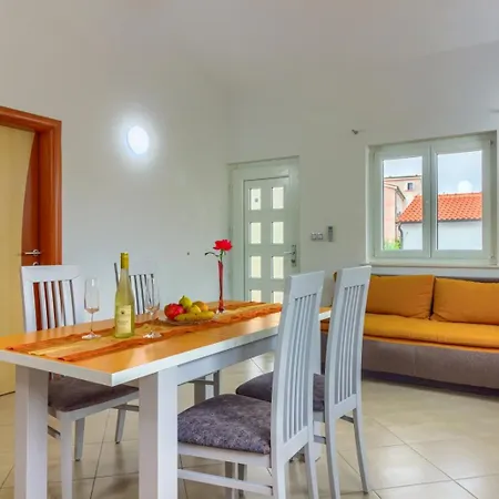 Daire In Mit Terrasse, Klimaanlage, W-lan Pirovac