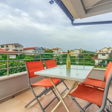 In Mit Terrasse, Klimaanlage, W-lan Pirovac