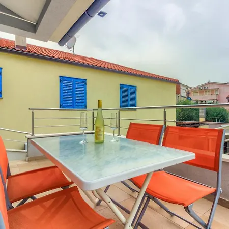 In Mit Terrasse, Klimaanlage, W-lan * Pirovac