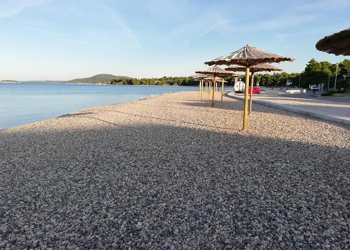 In Mit Terrasse, Klimaanlage, W-lan Pirovac