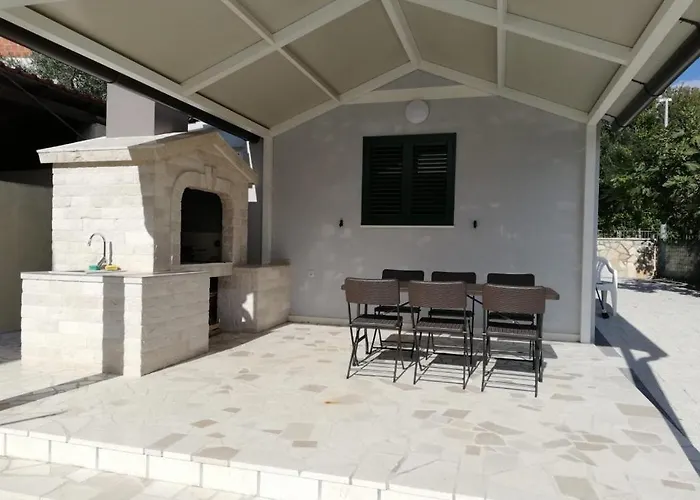 Appartement In Mit Terrasse, Klimaanlage, W-lan