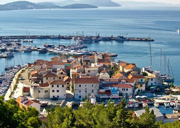 In Mit Terrasse, Klimaanlage, W-lan Pirovac