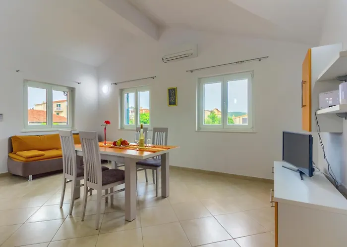 Appartement In Mit Terrasse, Klimaanlage, W-lan